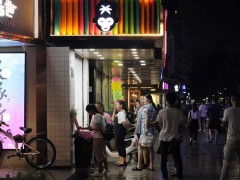 椰二三奶茶加盟店的明檔怎么擺放？答案全解析