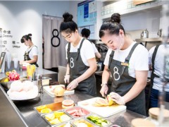 8街壹號奶茶加盟店怎么在節(jié)假日用促銷引流？
