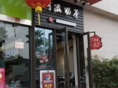 阿滋奶茶店如何吸引顧客呢？