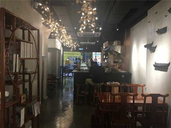 為了節(jié)省開支，咖啡廳的家具和燈具是兩位年輕創(chuàng)業(yè)者從淘寶上淘來的。