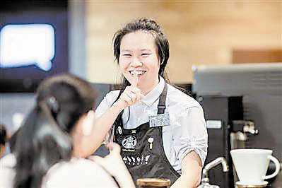 無聲咖啡店 用手語與客人溝通