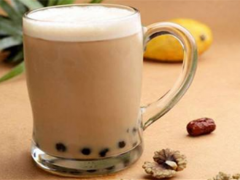 杯中的魚奶茶加盟