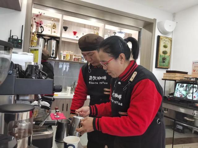 西安“無聲”咖啡館招殘障店員 助其融入社會(huì)