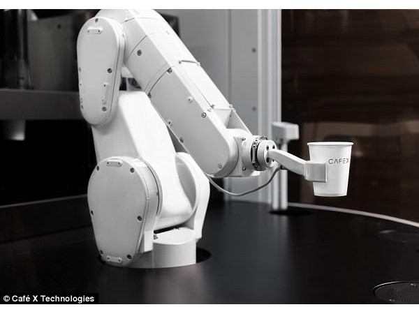機(jī)器咖啡師顯“神威”：一天可制作400杯咖啡