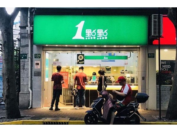 一點(diǎn)點(diǎn)奶茶面加盟店備受歡迎，加盟費(fèi)低創(chuàng)業(yè)更輕松