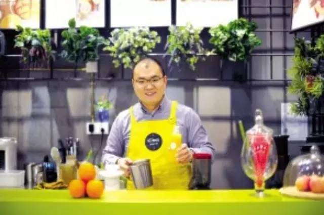 “互聯(lián)網(wǎng)+”飲品年入百萬卻為何轉(zhuǎn)向?qū)嶓w店？