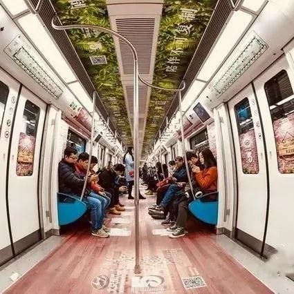 北京號線車廂里開了家“咖啡館”