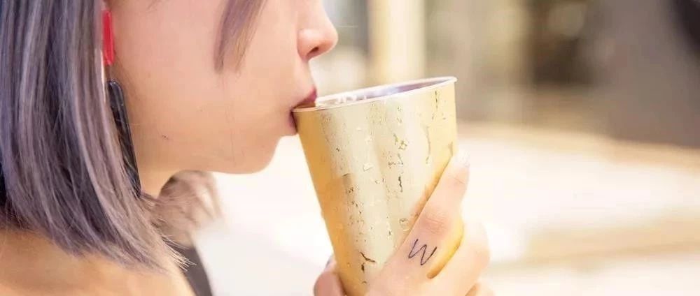 奈雪、樂樂茶土豪操作  杯子開始用“黃金”