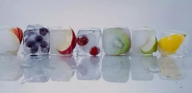 飲品里的冰塊越來(lái)越講究，還有人做起這個(gè)生意