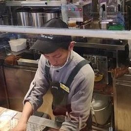 奶茶店店員因“怪腔怪調(diào)” 被消費者吐槽很尷尬