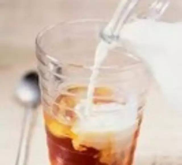 奶茶：先倒牛奶還是先倒紅茶？