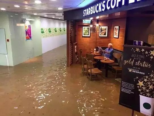 受臺(tái)風(fēng)影響水漫星巴克，然后它就做了這個(gè)網(wǎng)絡(luò)營(yíng)銷！