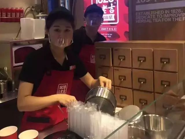 王老吉開“很紅”的實體店“涼茶鋪子”，賣“現(xiàn)泡涼茶”