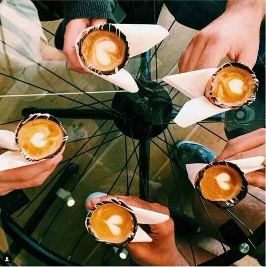 這小哥創(chuàng)四層巧克力甜筒加咖啡,這才叫網(wǎng)紅!