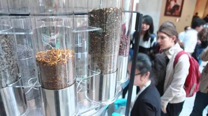 高科技時代：加拿大餐飲店 機械人泡茶