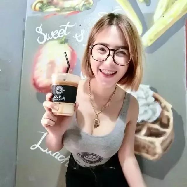 泰國“C罩杯”咖啡店爆紅，咖啡女店員霸氣側(cè)漏！