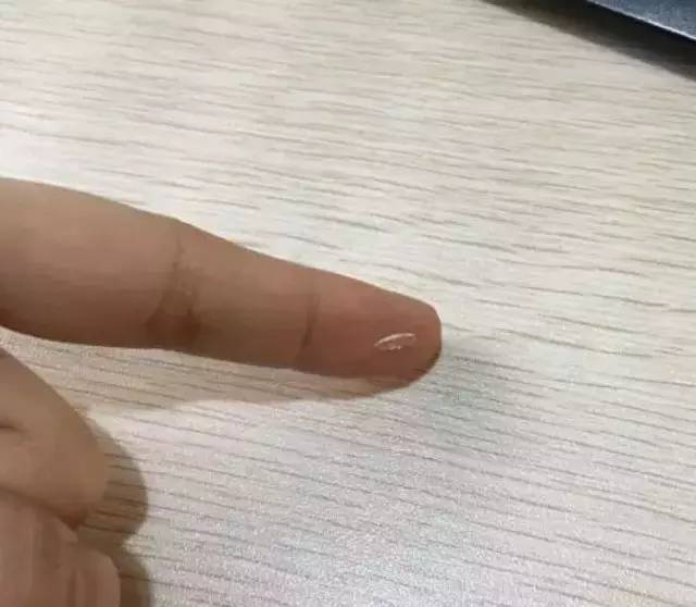 這家奶茶店攤上事兒了，顧客喝出了玻璃渣！