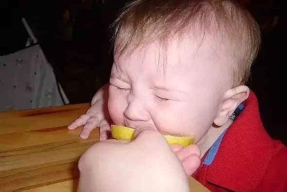 一群外國(guó)小朋友嘗試珍珠奶茶 咬下珍珠那一刻……