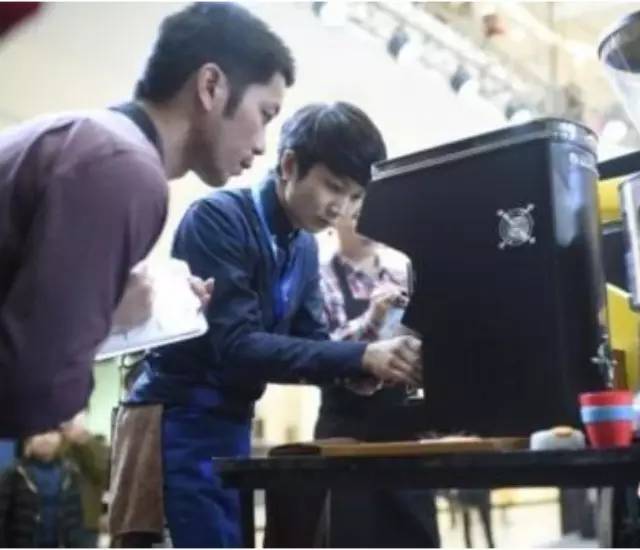 李克強(qiáng)：咖啡師都要職業(yè)認(rèn)證，管得過(guò)細(xì)了