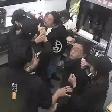 疑似古茗店被砸？原因生意太好