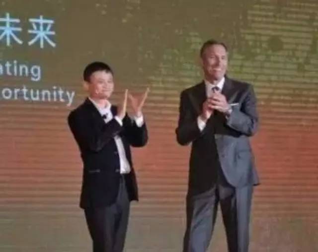 星巴克創(chuàng)始人成都講述成功秘籍 馬云來“站臺”