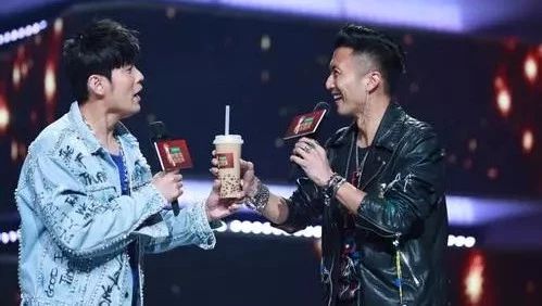 周杰倫喜提人民日報，因為一杯奶茶？