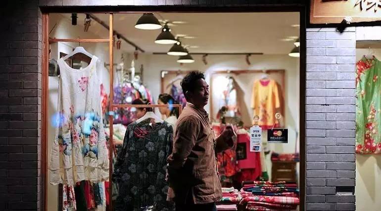 如何吸引從店門口路過的顧客進店消費？