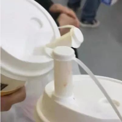 奶茶杯蓋上的隱藏機關 許多開了多年店的人也沒弄懂