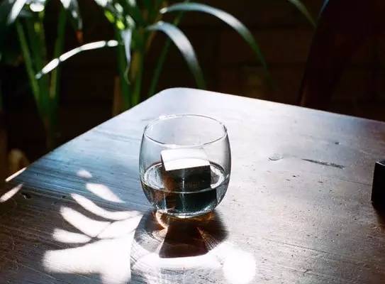 夏天就用這塊石頭冰飲料了！