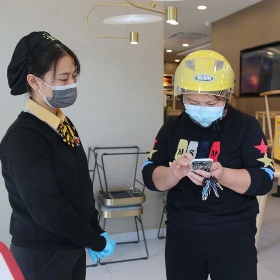 喜茶、奈雪等品牌外賣配送范圍達(dá)公里，部分地區(qū)奶茶店線上爆單
