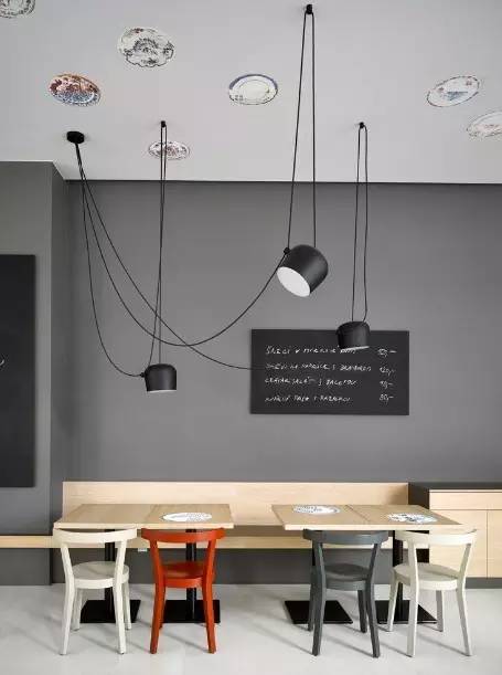 這家咖啡吧看起來活潑，天花板上的燈幫了不少忙