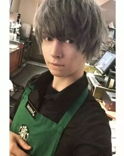 星巴克小哥因像動漫人物引發(fā)話題 營業(yè)額將增