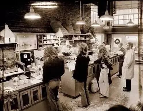 為什么星巴克點(diǎn)單時(shí)要橫向排隊(duì)？