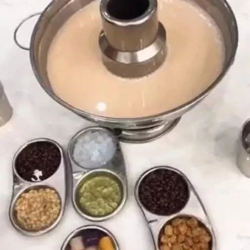 這家火鍋店用“奶茶”當?shù)琢?，看上去像“粉底液”，味道還挺好吃