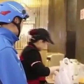美團(tuán)、餓了么“掐架”，奶茶店線(xiàn)上該如何選擇？
