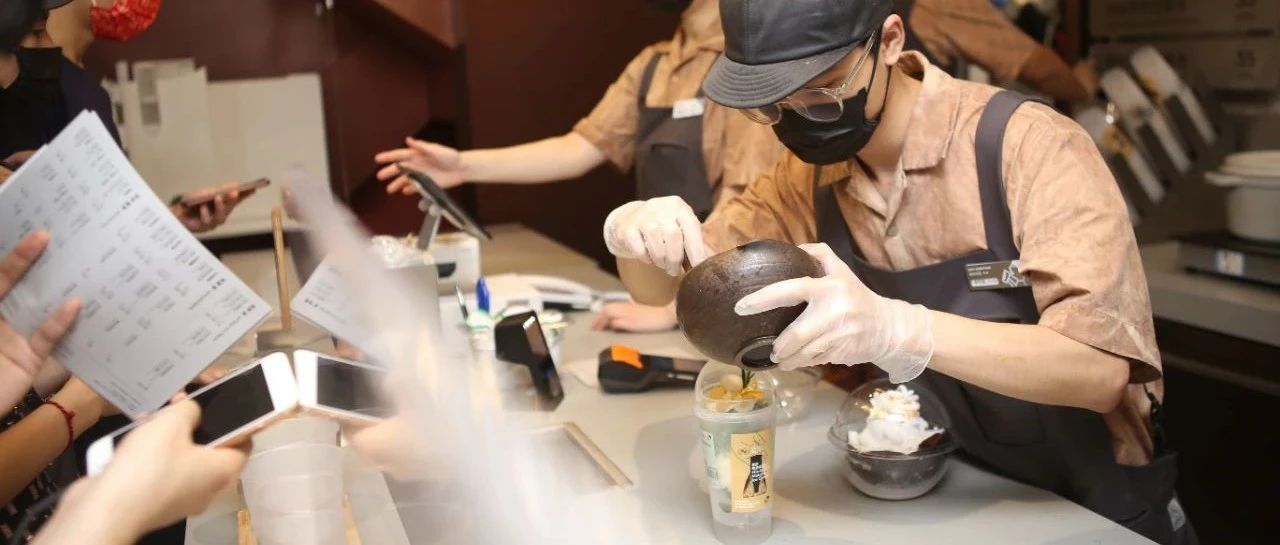喜茶真敢玩！產(chǎn)品制作過程大公開 首家“手造店” 很不一樣