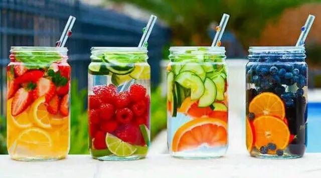 風(fēng)靡歐美的水果水Detox water，鮮榨果汁的新形態(tài)