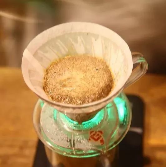 手沖咖啡 |  三段式注水+V 濾杯+淺烘焙、中淺度烘焙、中度烘焙