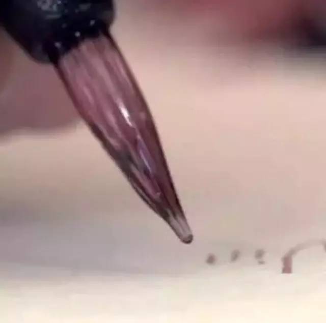 可用咖啡、果汁、奶茶寫字的鋼筆，你也想要一支嗎？