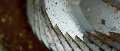 不定時(shí)清潔與保養(yǎng)，再好的磨豆機(jī)都會(huì)廢掉