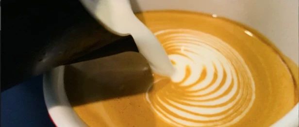 【前街咖啡師手記】拉花打奶泡視頻教程?。。? title=