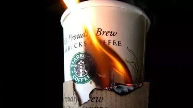 別再用一次性紙杯吸管了，后果很可怕……