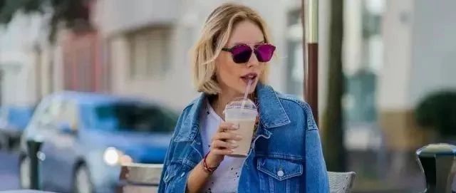 超上鏡拿咖啡街拍姿勢，快速上手Get起來