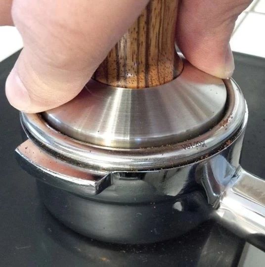Espresso沖煮小常識 | 決定勝負的「布粉」與「填壓」