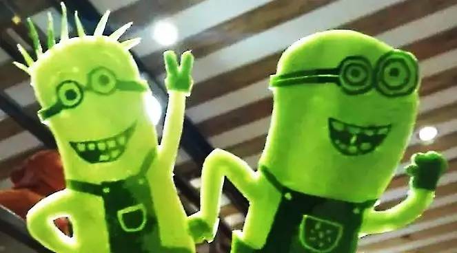 小黃人大眼萌席卷餐飲行業(yè)，純手工雕花萌出新高度