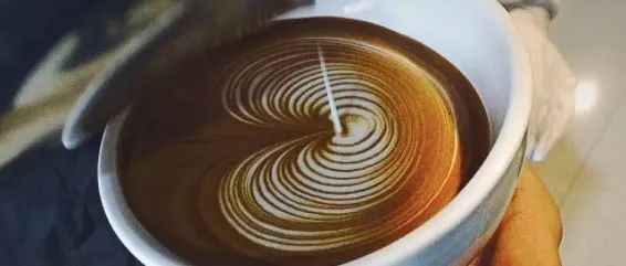 咖啡拉花的奶泡最好打多厚合適？怎么才能拉出好看的壓紋線條？