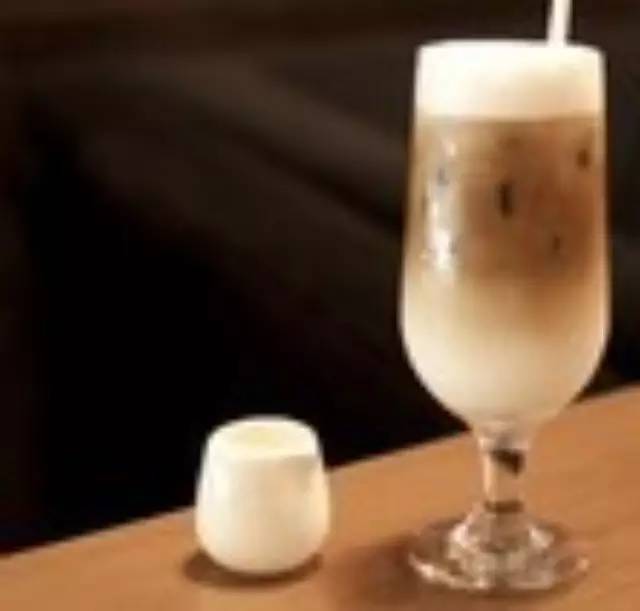 客人要一杯熱的“冰”拿鐵，店員怎么破？