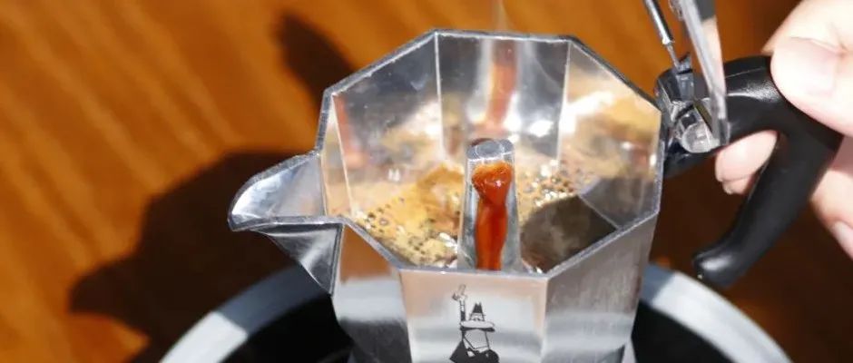 “摩卡壺使用什么咖啡豆合適？還有研磨多細(xì)？怎么填粉？什么時(shí)候關(guān)火……”