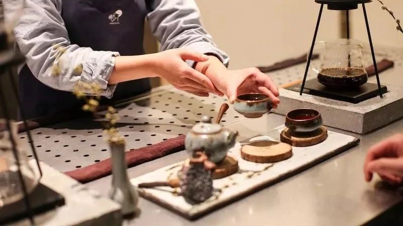 從萬(wàn)天價(jià)茶到塊的奶茶：茶和年輕人的距離還有多遠(yuǎn)？