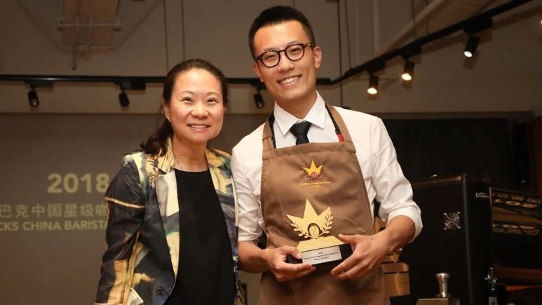 “棕圍裙”背后故事：星巴克 .萬咖啡師中的“王者”，是怎么誕生的？